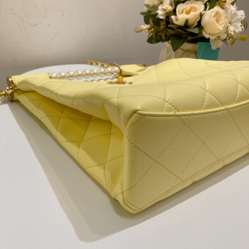 TW4764 Chanel 香奈兒 25P季節限定款 珍珠手柄 小雞黃肩背包 Small Shopping Bag Lambskin Light Yellow-5
