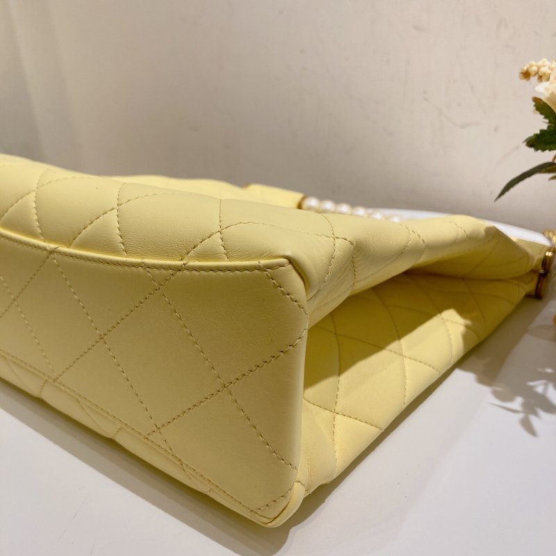 TW4764 Chanel 香奈兒 25P季節限定款 珍珠手柄 小雞黃肩背包 Small Shopping Bag Lambskin Light Yellow-6