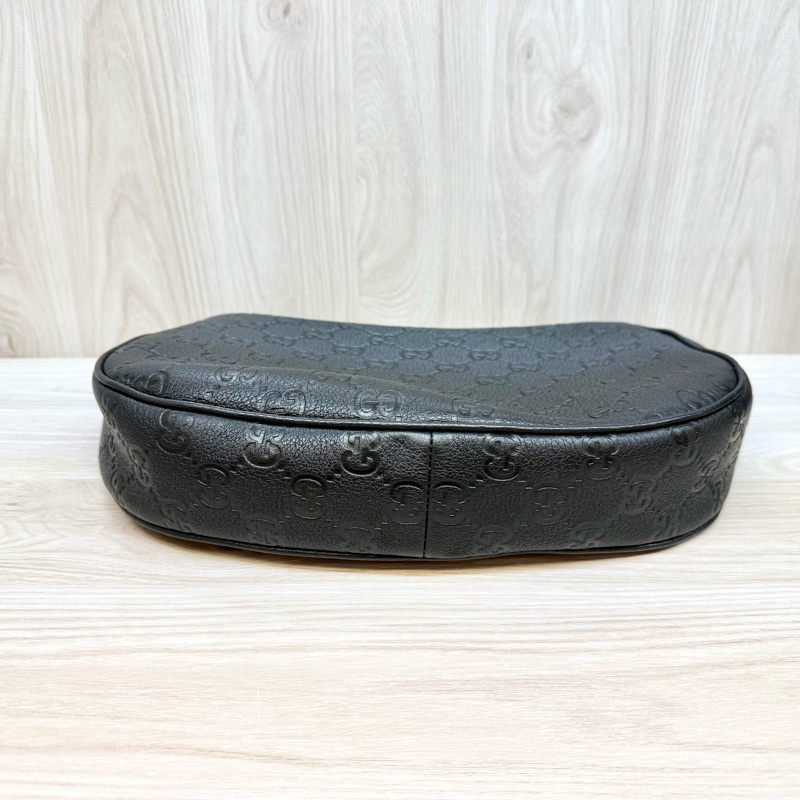 GUCCI黑壓紋兩用彎月包820453-6