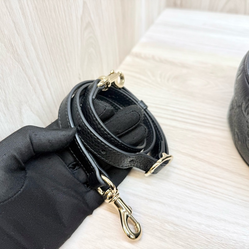 GUCCI黑壓紋兩用彎月包820453-11