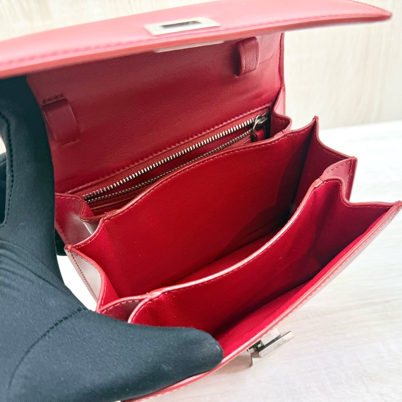 CELINE紅色銀釦牛皮Box小號斜背包-10