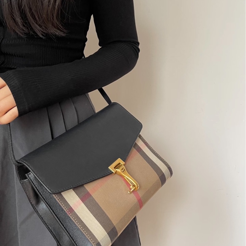 莉亞精品♡ Burberry 格紋信封包 二手美包-1