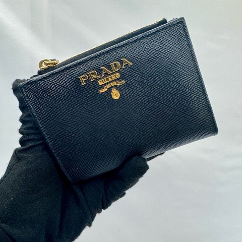 普拉達 PRADA  SAFFIANO COMPACT BIFOLD WALLET 1ML050 牛皮對摺短夾。