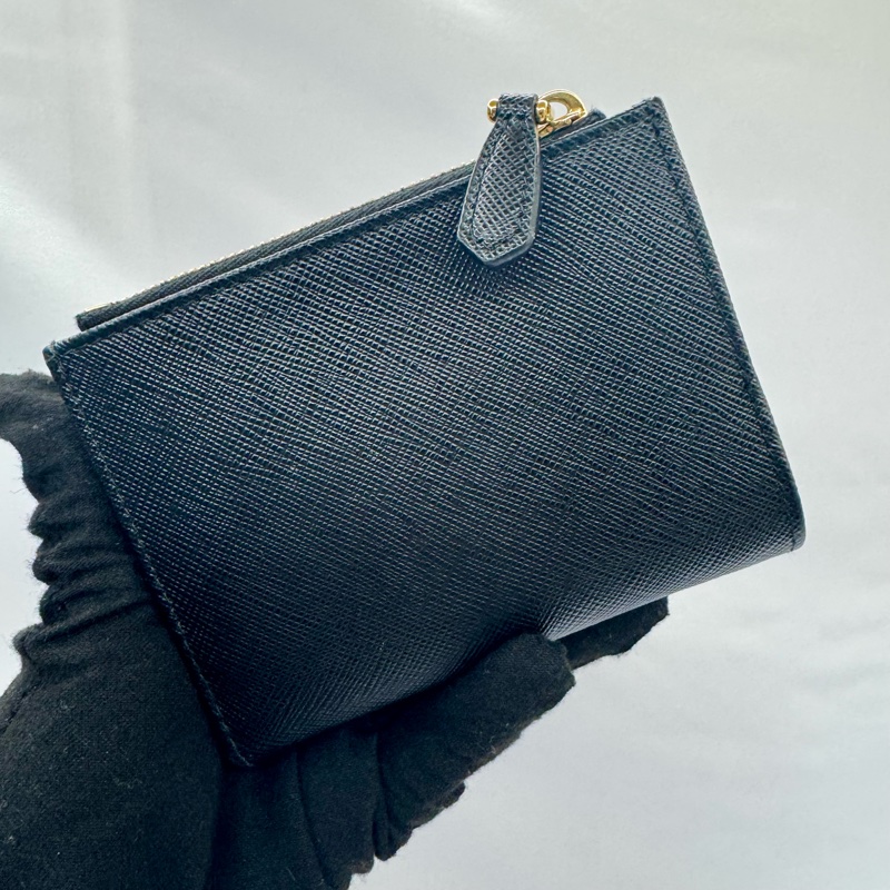 普拉達 PRADA  SAFFIANO COMPACT BIFOLD WALLET 1ML050 牛皮對摺短夾。-1