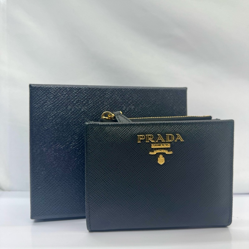 普拉達 PRADA  SAFFIANO COMPACT BIFOLD WALLET 1ML050 牛皮對摺短夾。-2