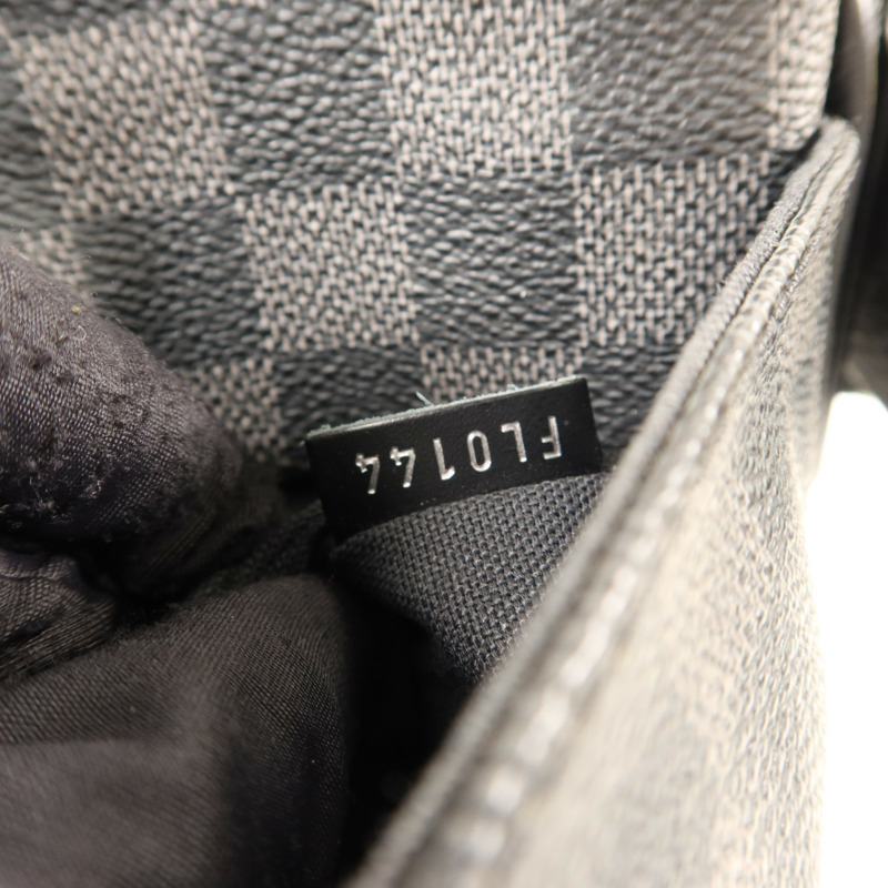 LOUIS VUITTON Damier Graphite District PM銀扣肩背袋-6