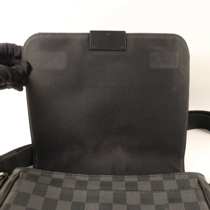 LOUIS VUITTON Damier Graphite District PM銀扣肩背袋-11