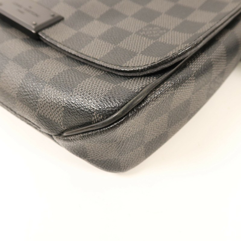 LOUIS VUITTON Damier Graphite District PM銀扣肩背袋-12