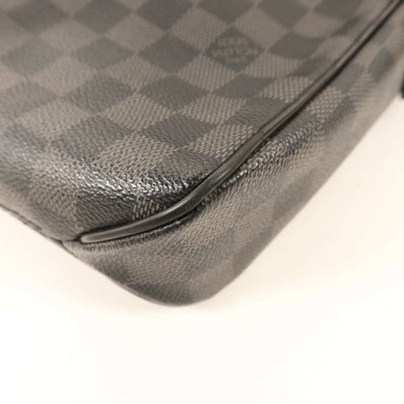 LOUIS VUITTON Damier Graphite District PM銀扣肩背袋-14
