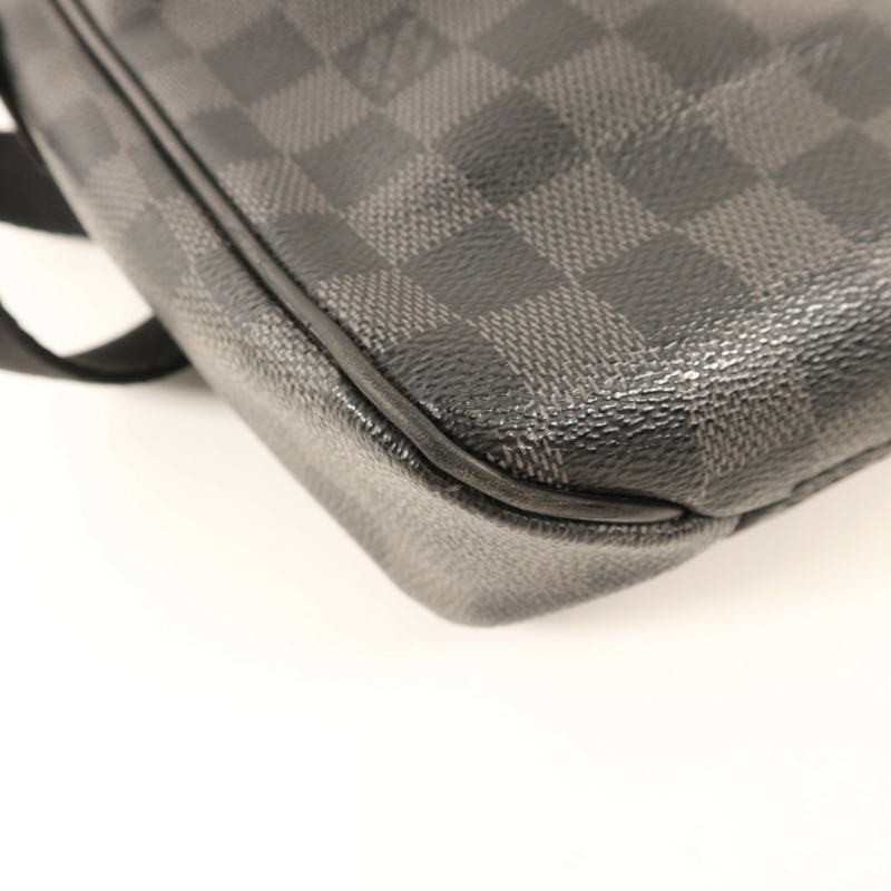 LOUIS VUITTON Damier Graphite District PM銀扣肩背袋-15