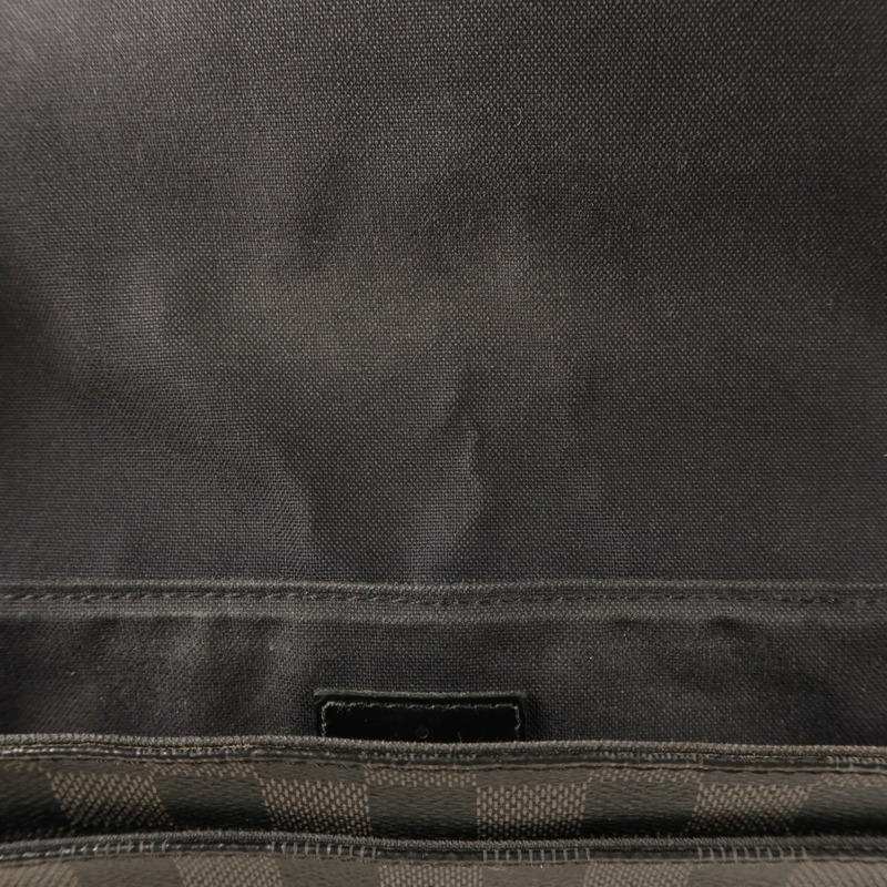 LOUIS VUITTON Damier Graphite District PM銀扣肩背袋-16