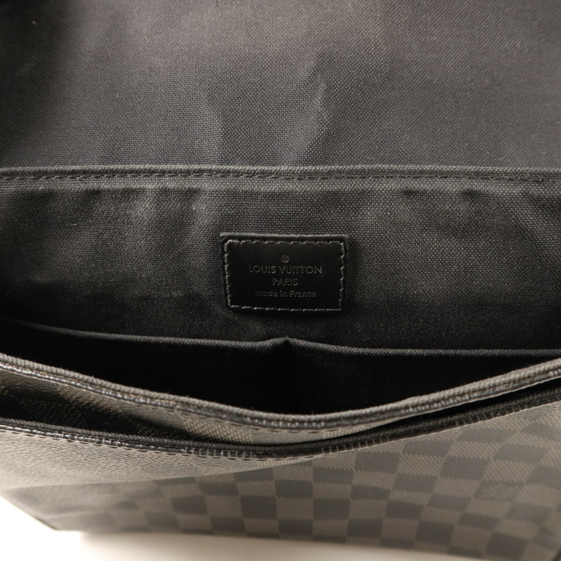 LOUIS VUITTON Damier Graphite District PM銀扣肩背袋-17