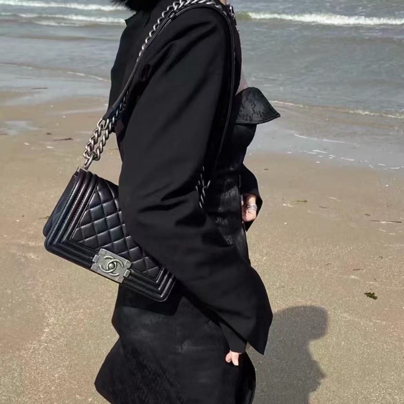 「JL精品代購」香奈兒黑銀小號羊皮leboy翻蓋鏈條斜挎包-1