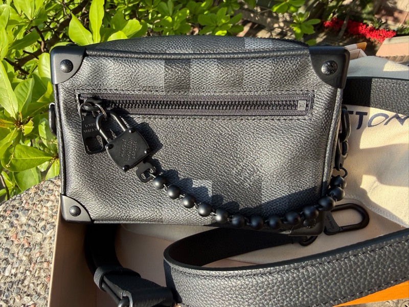 LV黑灰棋盤格Mini Soft Trunk斜背包M14922-1