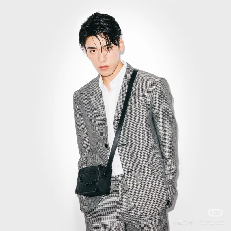 LV黑灰棋盤格Mini Soft Trunk斜背包M14922-24