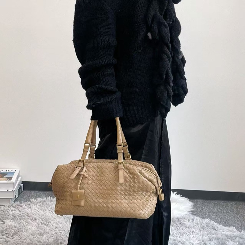 「JL精品代購」bottega veneta BV 卡其色編織小波士頓腋下手提包-1