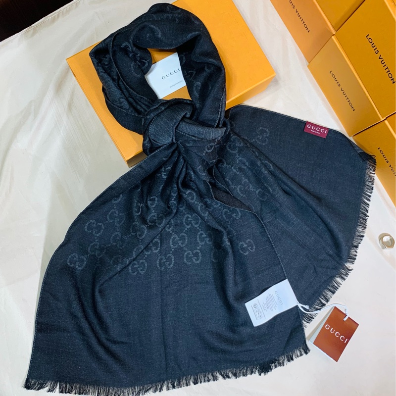 ‼️最後一條 全台最甜 全新未用 Gucci 古馳 黑灰老花滿版雙色圍巾披肩-3