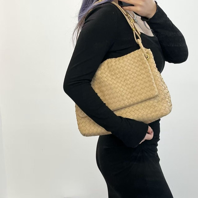 「JL精品代購」bottega veneta BV 奶茶色羊皮編織翻蓋腋下托特包-1