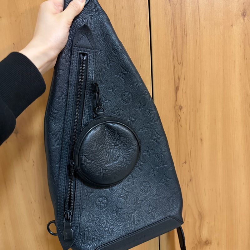 （專櫃5折！！）LV 黑牛皮壓紋黑釦Duo胸口斜背包M24467-0