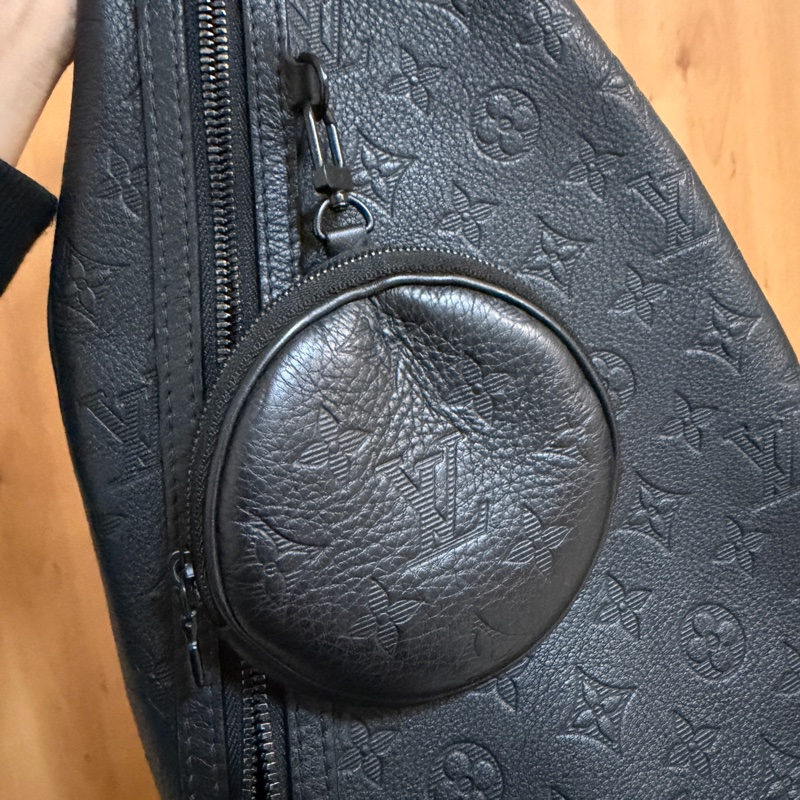 （專櫃5折！！）LV 黑牛皮壓紋黑釦Duo胸口斜背包M24467-2