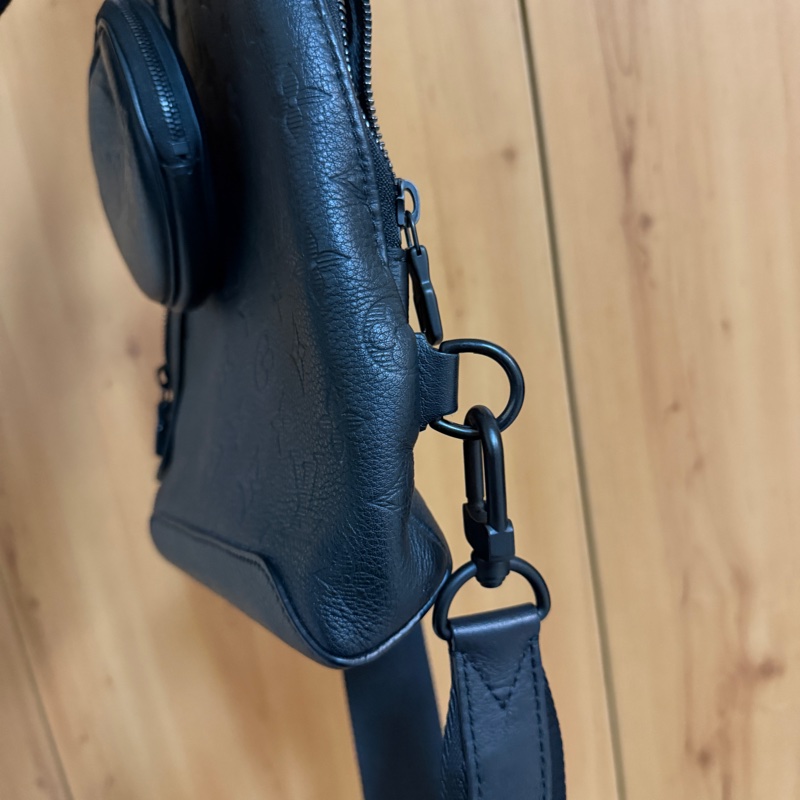 （專櫃5折！！）LV 黑牛皮壓紋黑釦Duo胸口斜背包M24467-3