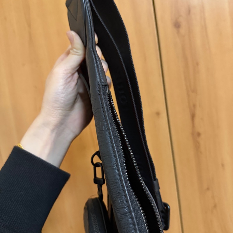 （專櫃5折！！）LV 黑牛皮壓紋黑釦Duo胸口斜背包M24467-4