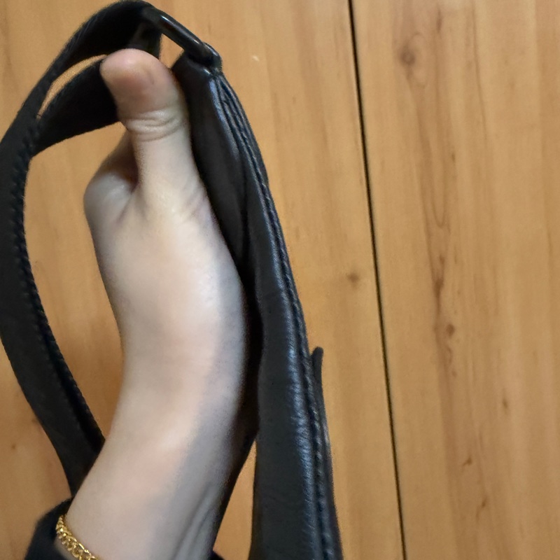 （專櫃5折！！）LV 黑牛皮壓紋黑釦Duo胸口斜背包M24467-5