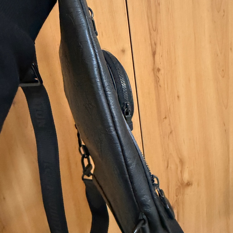 （專櫃5折！！）LV 黑牛皮壓紋黑釦Duo胸口斜背包M24467-6