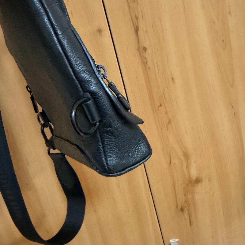 （專櫃5折！！）LV 黑牛皮壓紋黑釦Duo胸口斜背包M24467-7