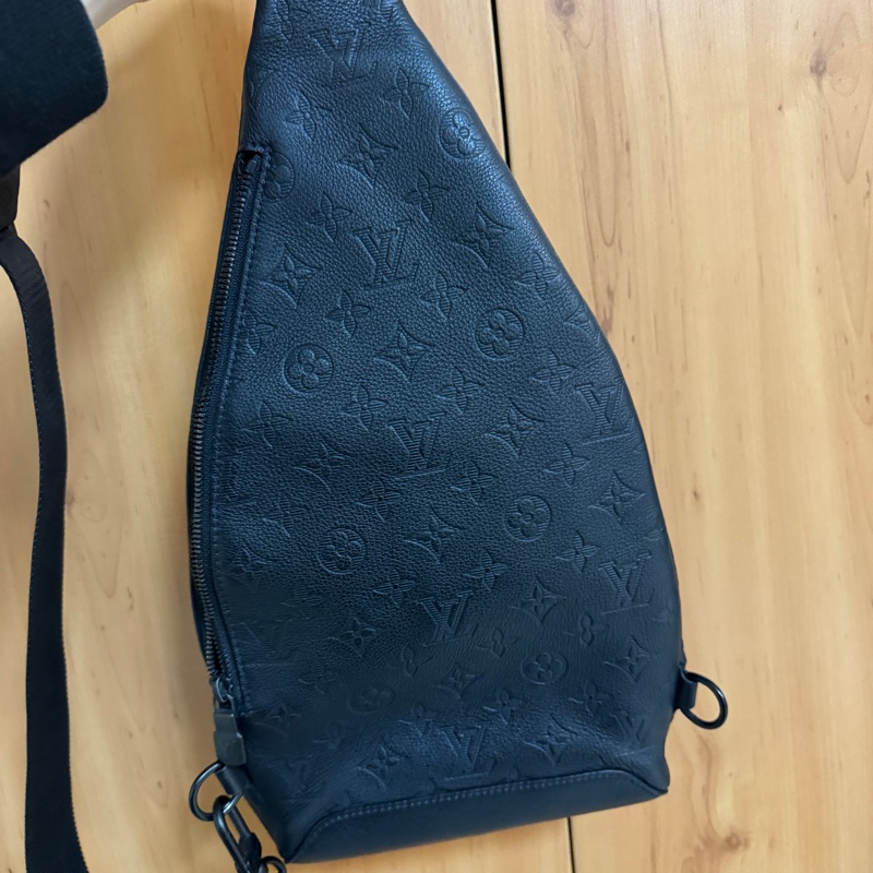 （專櫃5折！！）LV 黑牛皮壓紋黑釦Duo胸口斜背包M24467-8