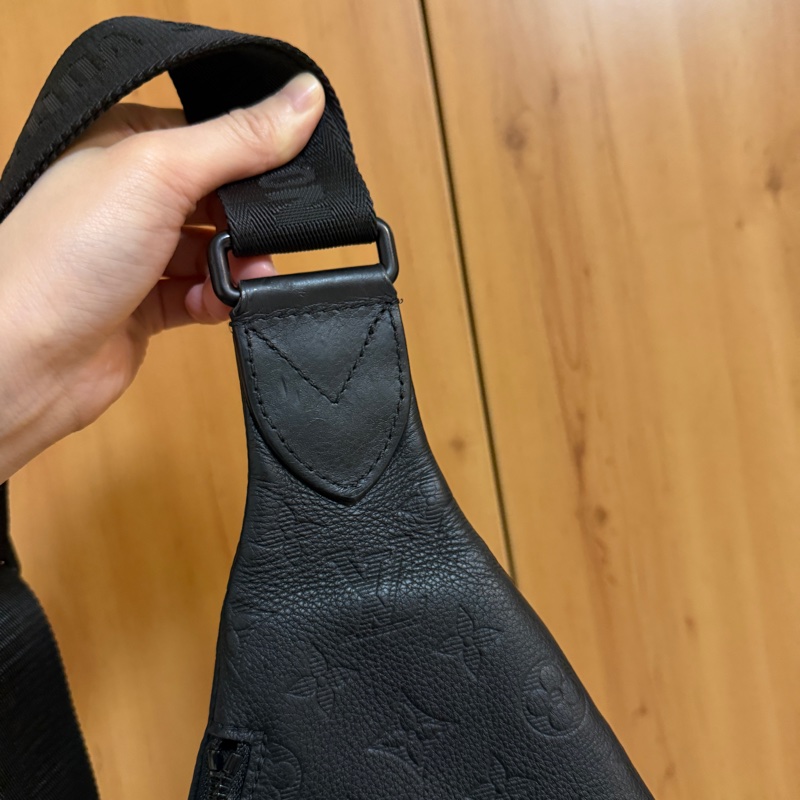 （專櫃5折！！）LV 黑牛皮壓紋黑釦Duo胸口斜背包M24467-9