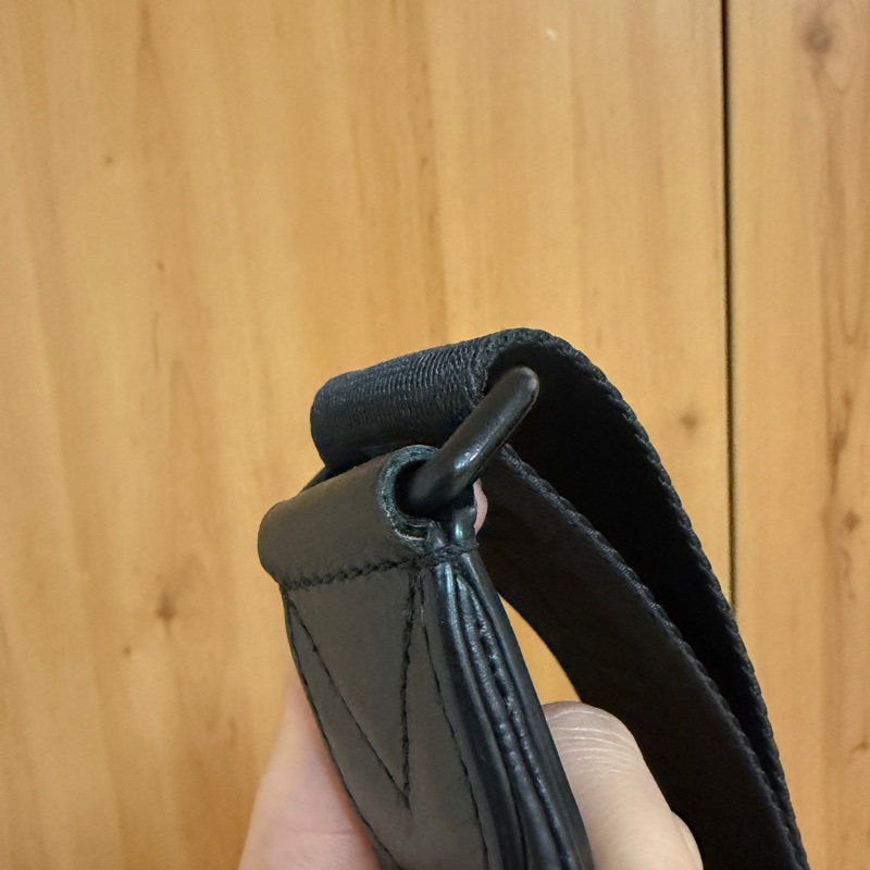 （專櫃5折！！）LV 黑牛皮壓紋黑釦Duo胸口斜背包M24467-10