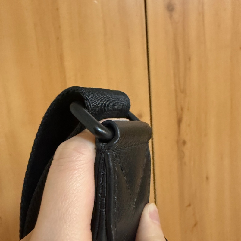 （專櫃5折！！）LV 黑牛皮壓紋黑釦Duo胸口斜背包M24467-11