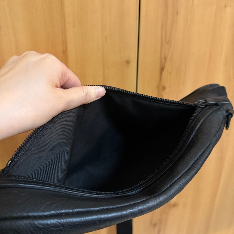 （專櫃5折！！）LV 黑牛皮壓紋黑釦Duo胸口斜背包M24467-12