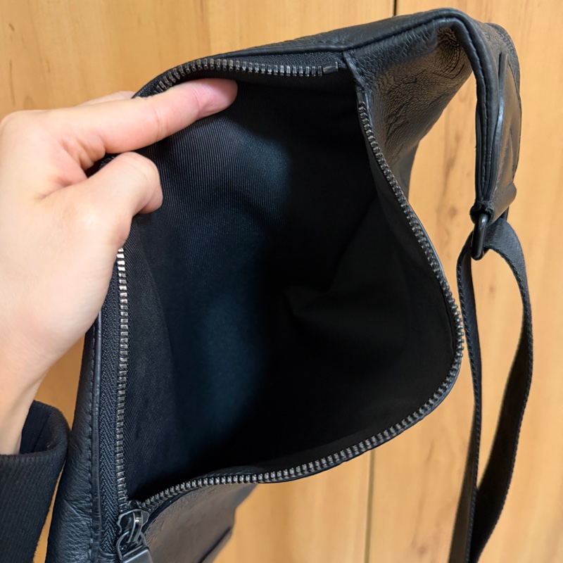 （專櫃5折！！）LV 黑牛皮壓紋黑釦Duo胸口斜背包M24467-13