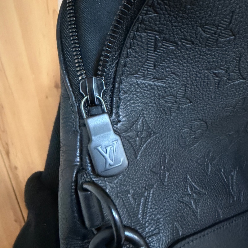 （專櫃5折！！）LV 黑牛皮壓紋黑釦Duo胸口斜背包M24467-14