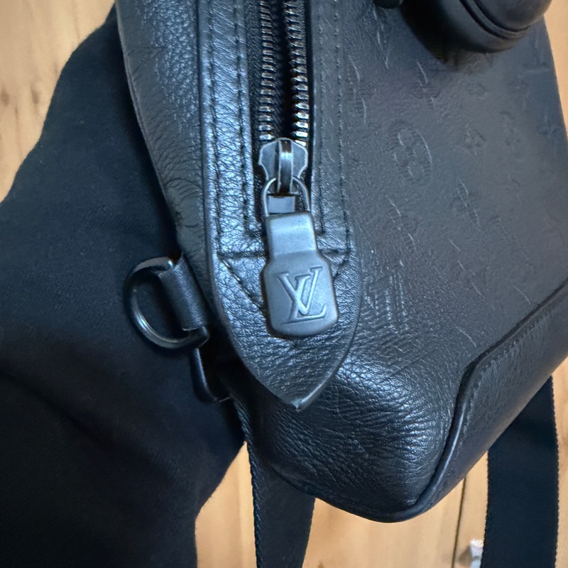 （專櫃5折！！）LV 黑牛皮壓紋黑釦Duo胸口斜背包M24467-15