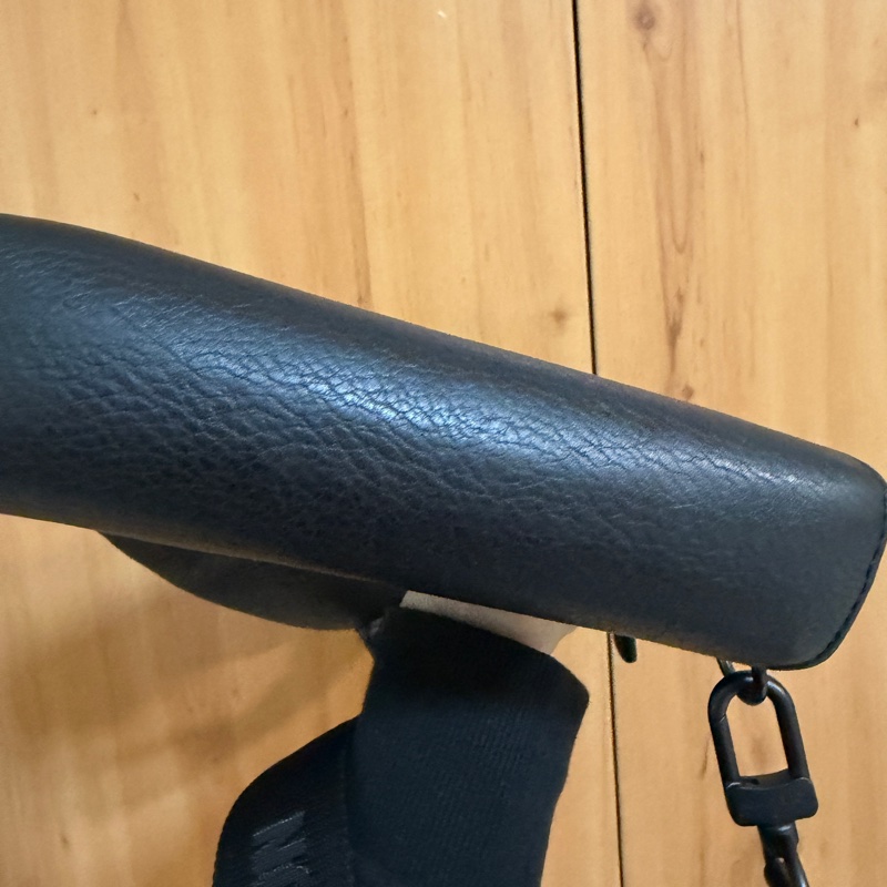 （專櫃5折！！）LV 黑牛皮壓紋黑釦Duo胸口斜背包M24467-16