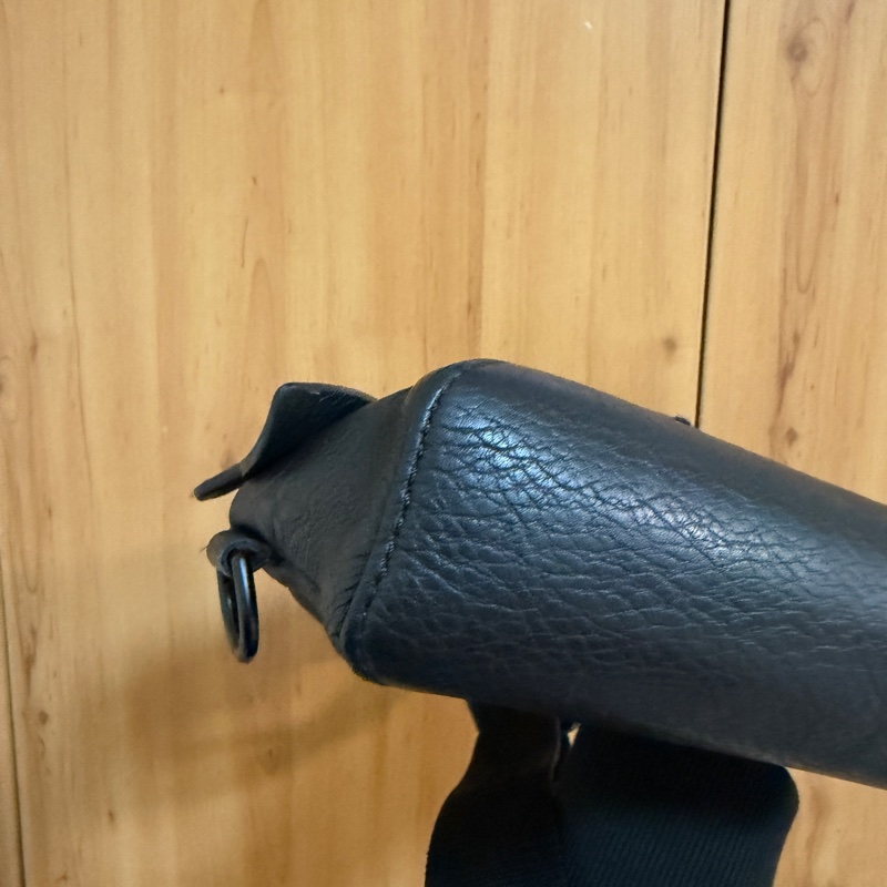 （專櫃5折！！）LV 黑牛皮壓紋黑釦Duo胸口斜背包M24467-17