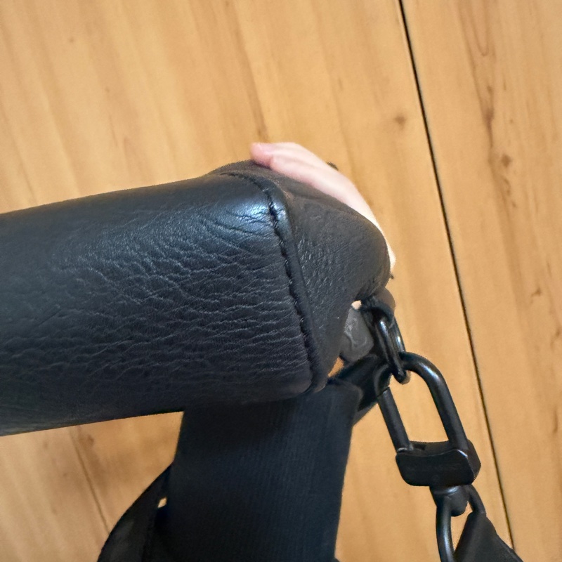 （專櫃5折！！）LV 黑牛皮壓紋黑釦Duo胸口斜背包M24467-18