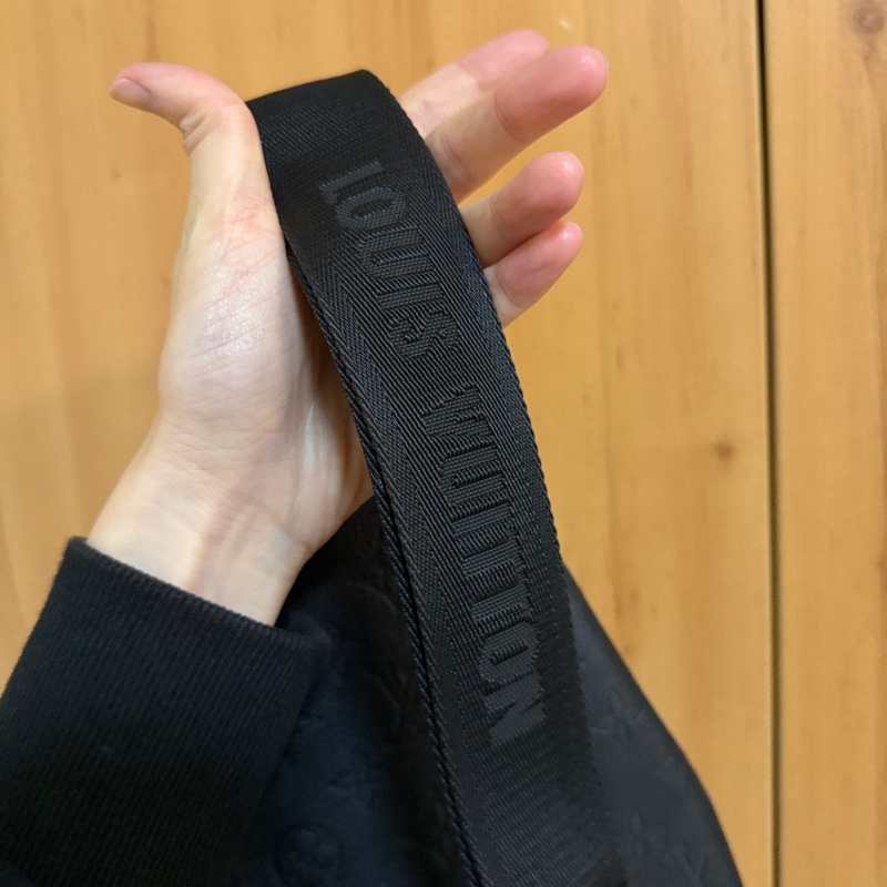 （專櫃5折！！）LV 黑牛皮壓紋黑釦Duo胸口斜背包M24467-19