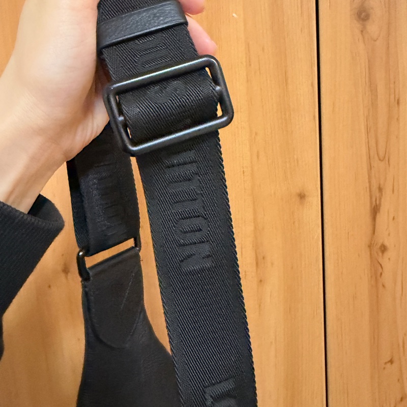 （專櫃5折！！）LV 黑牛皮壓紋黑釦Duo胸口斜背包M24467-20