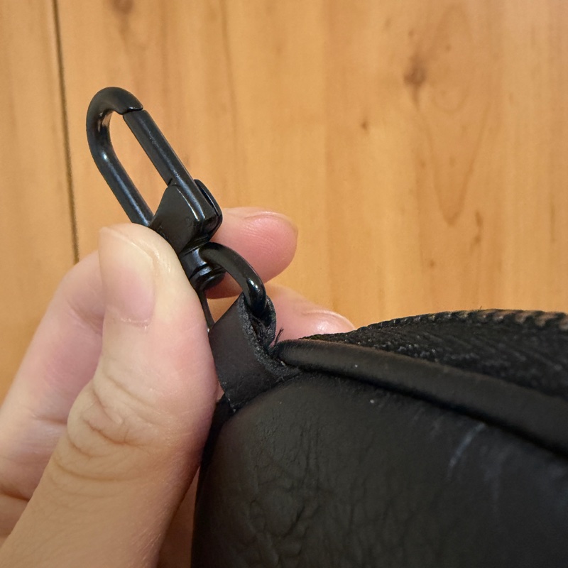 （專櫃5折！！）LV 黑牛皮壓紋黑釦Duo胸口斜背包M24467-22