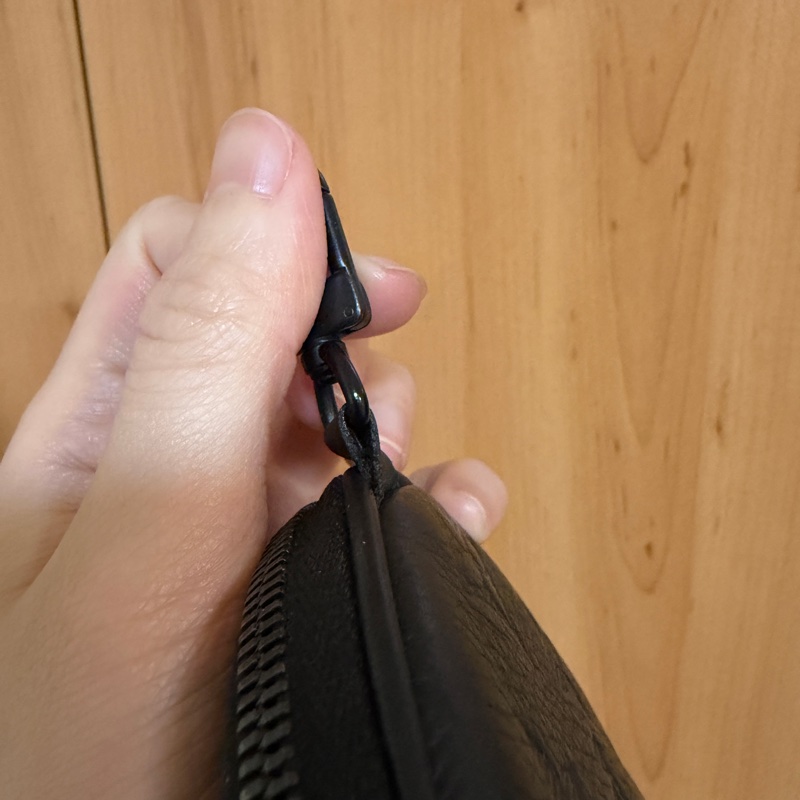 （專櫃5折！！）LV 黑牛皮壓紋黑釦Duo胸口斜背包M24467-23