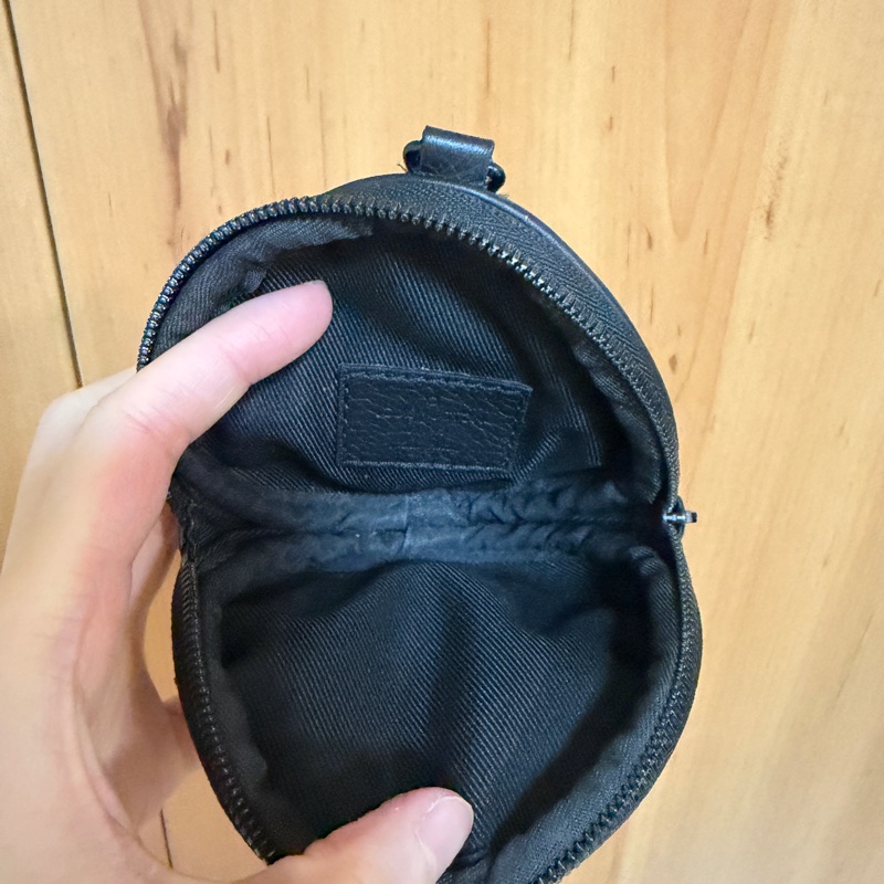 （專櫃5折！！）LV 黑牛皮壓紋黑釦Duo胸口斜背包M24467-24