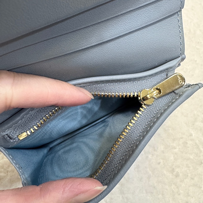 Dior 迪奧雲藍色羊皮 Lady Dior Gardenia短夾 金釦藤格紋短夾 S0178ONMJ-7