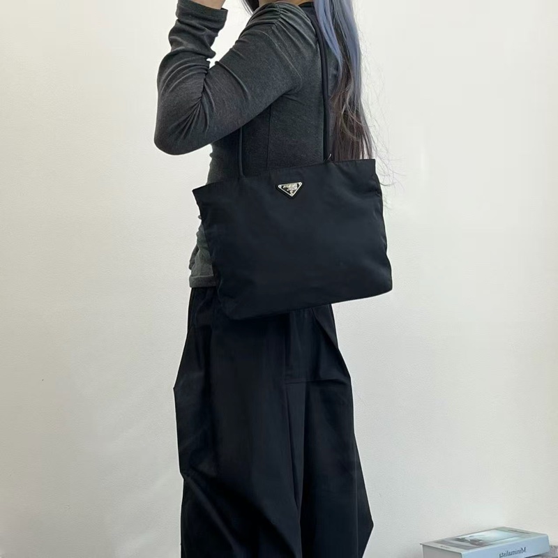 「JL精品代購」Prada黑銀降落傘細肩帶單肩通勤托特包-1