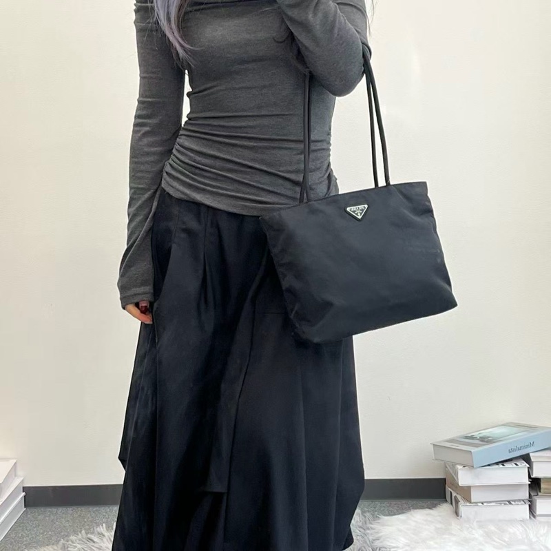 「JL精品代購」Prada黑銀降落傘細肩帶單肩通勤托特包-2