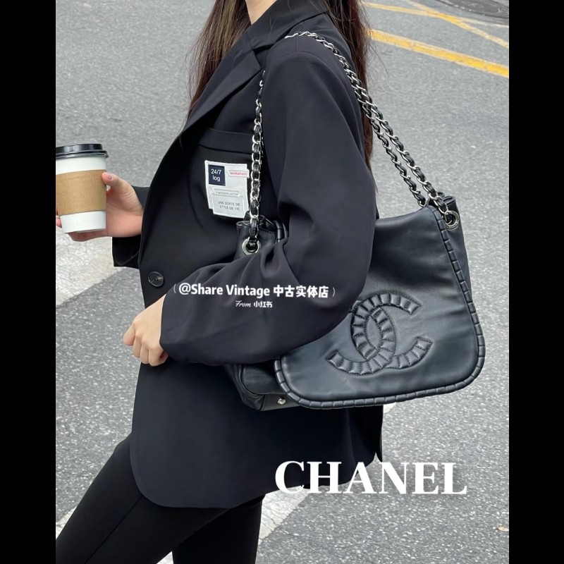 CHANEL 香奈兒 黑色牛皮 雙c大logo 掀蓋滾邊黑銀機場包-0