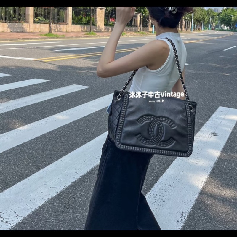 CHANEL 香奈兒 黑色牛皮 雙c大logo 掀蓋滾邊黑銀機場包-3